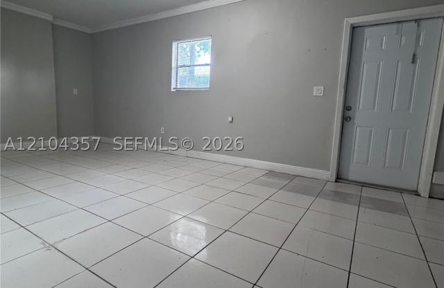 302 SW 1st Ct Gallery 4