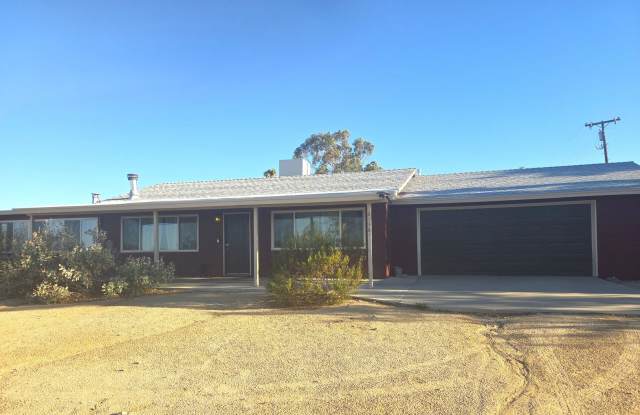 3 Bedroom 1.5 Bath Modern Farmhouse near JT National Park * MOVE IN SPECIAL* photos photos