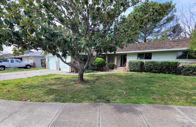 Spacious 3/2 Home Located in the Stanmar cul-de-sac in Corning! photos photos