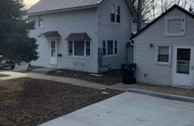 Large 3 BR 2 BA house w beautiful woodwork  Fireplaces!! - 1215 Walnut Street, Cedar Falls, IA 50613