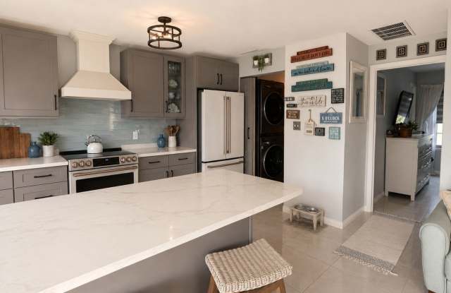 Charming Waterfront 1BR Condo in Coquina Key Gallery 3