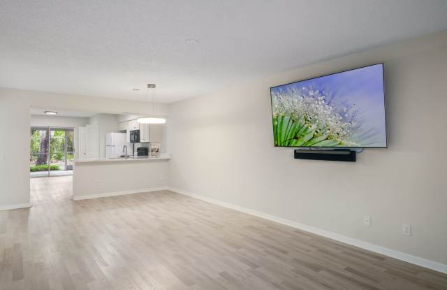 2 beds + den 2 bath condo, just 2.5 miles from the beach! photos photos