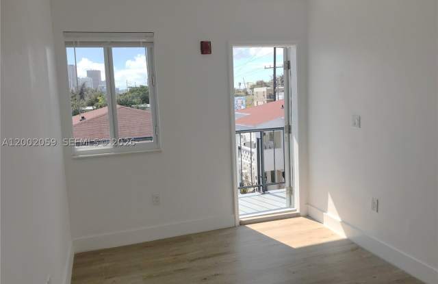 1815 NW 1st CT Gallery 3