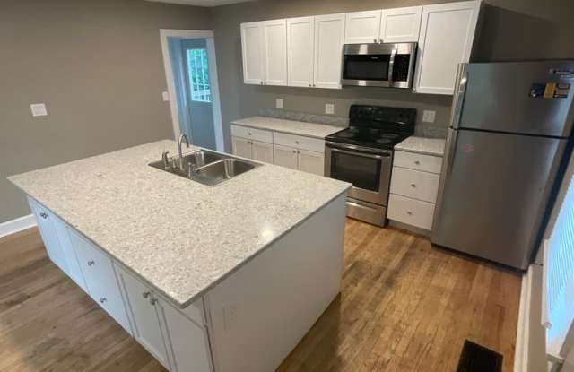***AVAILABLE AUGUST 2028*** Large 5 Bed 3.5 Bath House Downtown Gallery 3
