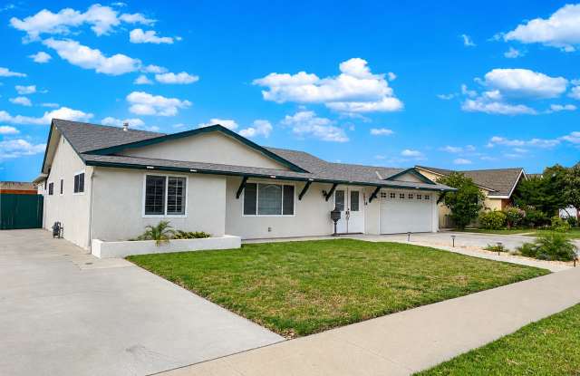 3 Bedroom 3 Bath Single Story Pool Home Gallery 1