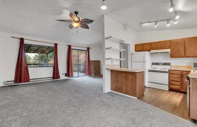 White Center Home with 2 Bedrooms and a Bonus Flex Room Gallery 3