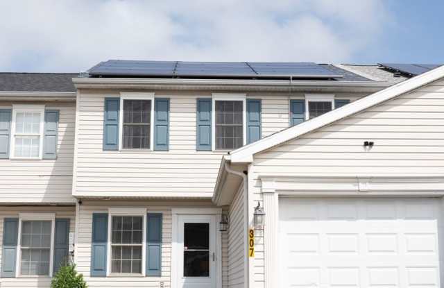 Charming 3 Bedroom, 1.5 Bath Townhome - ELECTRIC INCLUDED photos photos
