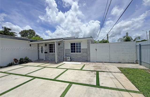 2500 Sunshine Blvd photos photos