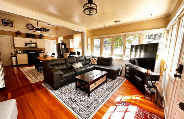 Sun Cottage Fully Furnished Bright Spacious Cottage in the Heart of Jacksonville $300 Utility Fee Gallery 4