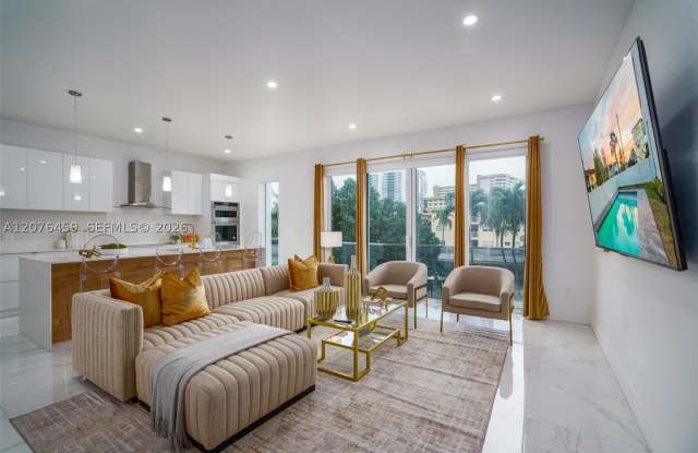 1004 N Riverside Dr Gallery 2