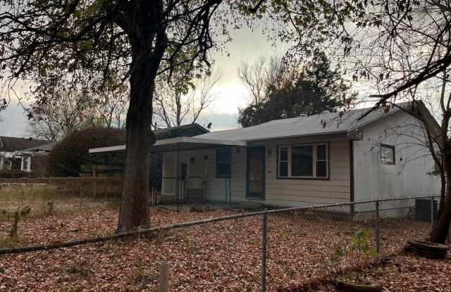 Adorable 3 Bedroom, 2 Bathroom Home with Fenced Backyard! - 1653 North Hayes Avenue, Springfield, MO 65803