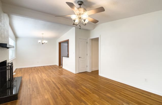 3850 Bayou Boulevard Gallery 2