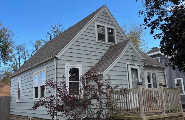 328 Oak Street Gallery 1