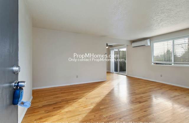 Light + Bright 2 Bedroom Duplex in SW Portland! Gallery 2