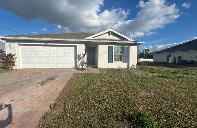 Nice 3/2 with freshly painted interior photos photos