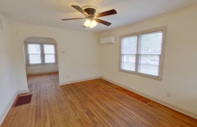 1 BR Apartment - Hardwood Floors Gallery 3