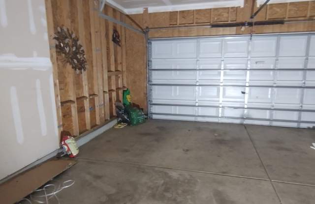 Room in 4 Bedroom Home at Genlee Dr Gallery 4