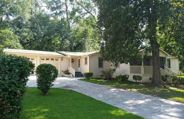 Spacious 4-Bedroom Thomasville Home with Hardwood Floors & Attached Garage Gallery 3