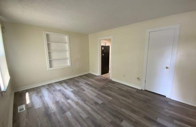 Charming 4 bd, 2 bth with 2 room Master Suite Gallery 3