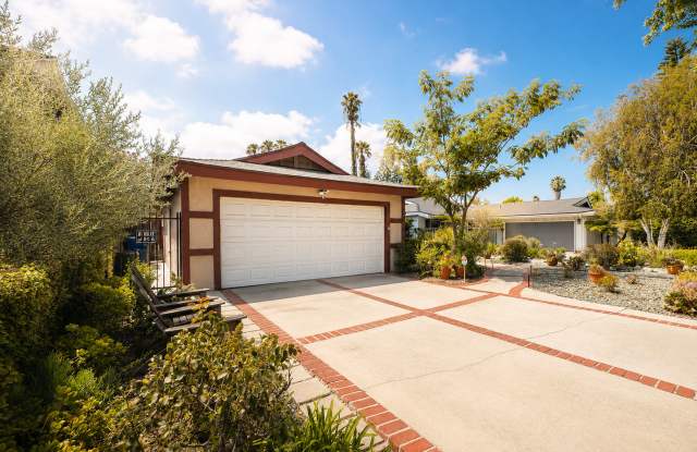 Rare Sherman Oaks Lease | 4beds + 3baths + Large Office in a tree lined street with a large yard, perfect for entertaining Gallery 4