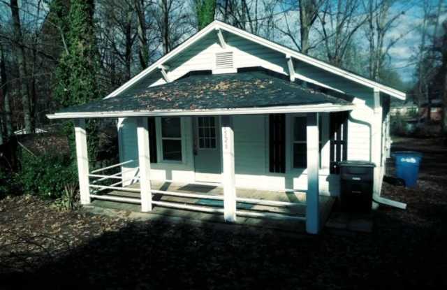 Adorable 2 Bed/1 Bath Single Story Home - Statesville - Covered Front Porch - Back Deck - Washer/Dryer Included - 1526 Reid Street, Statesville, NC 28677