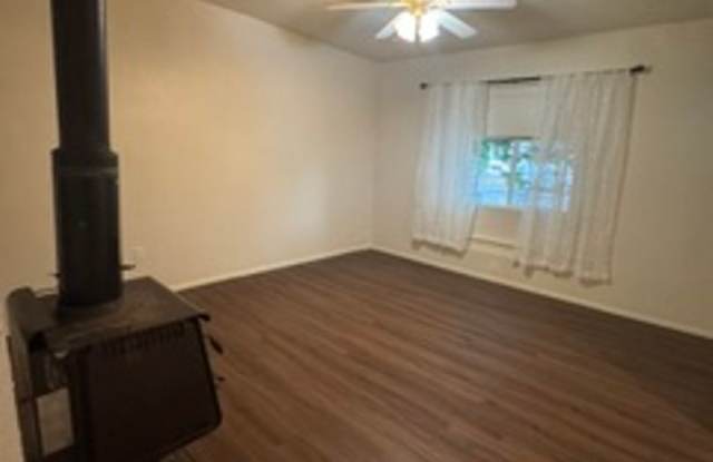 3 Bedroom 1 bathroom Spacious Home Gallery 4
