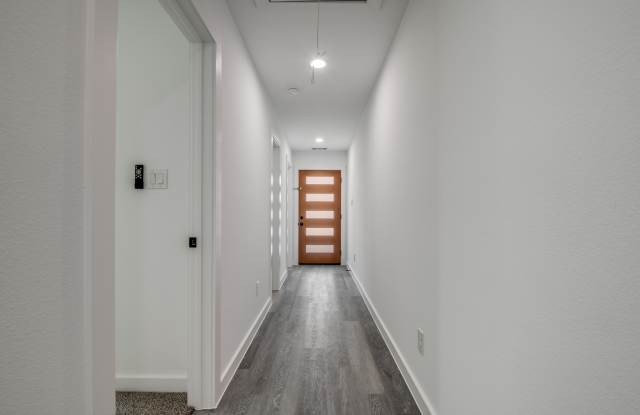 3305 Mineola Street - A Gallery 2