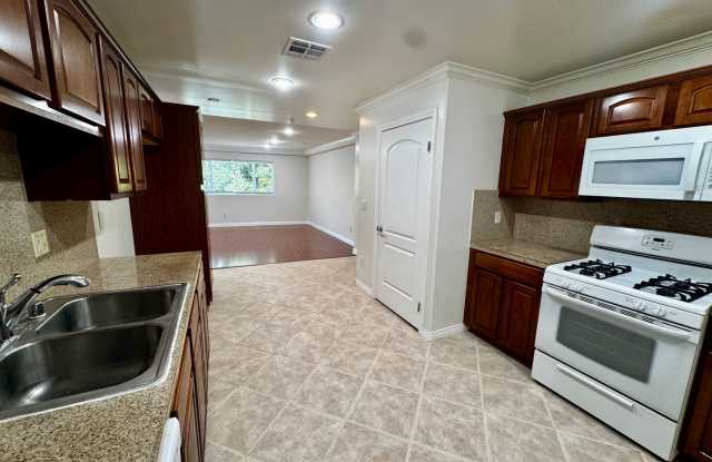 3 bedroom 2 bath condo on Vanowen Gallery 4
