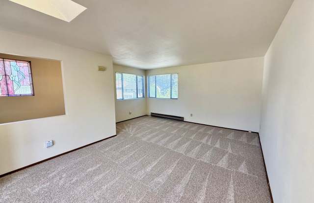 Charming 1 bed, 1 bath Top Floor Duplex Lynnwood/ $1500mo. Gallery 4