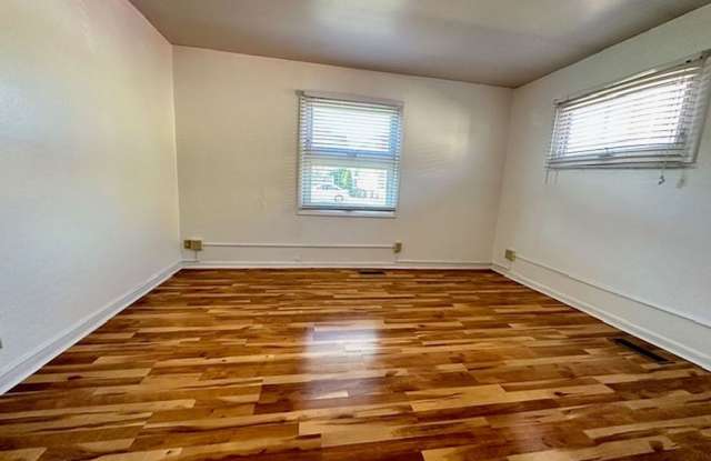 Pre-leasing for August 2026: Prime Location! Spacious Mid-Century Modern Home for Four Near Ball State University photos photos