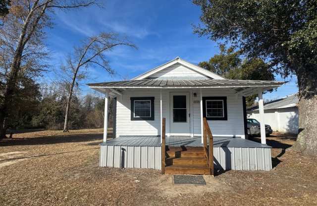 Newly Renovated 2 Bedroom 1-Bath in Grand Ridge, Fl photos photos
