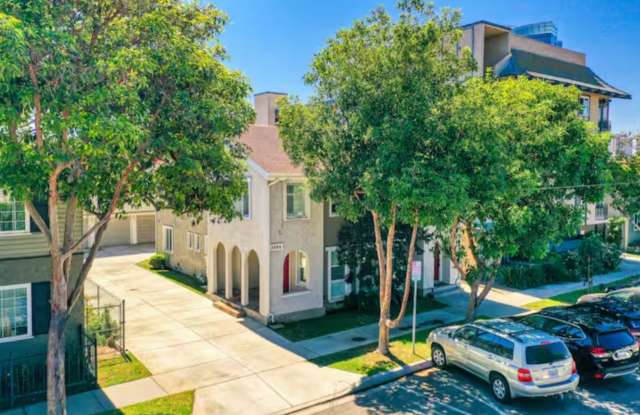 Charming 2-Bedroom, 2-Bathroom Rental Near the Beach All Utilities Included! Gallery 1