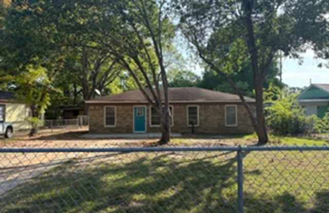 Gorgeous 4 bedroom/1 bath with 2 separate living areas & Central Air & Heat! Gallery 1