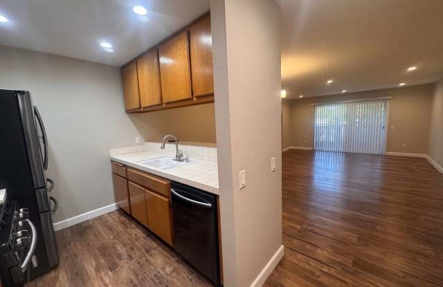 Spacious 2 Bed / 2 Bath Long Beach Condo Near Traffic Circle, CSULB & Belmont Heights photos photos