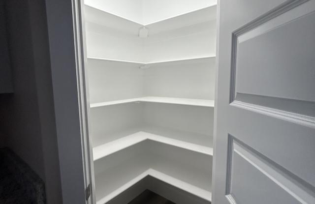121 E. Poplar Gallery 3