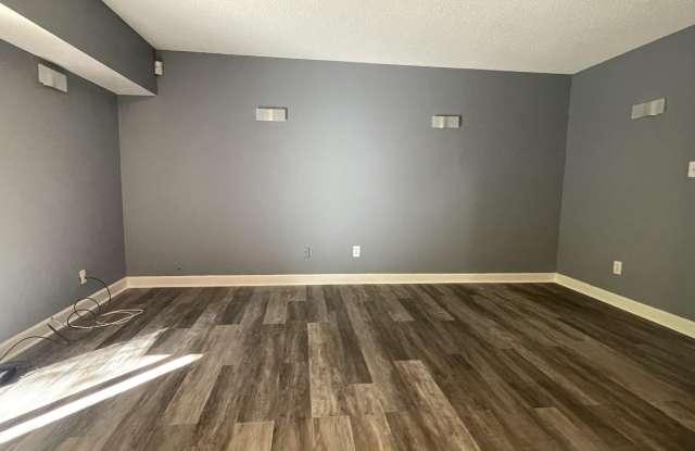 11651 STONEVIEW Square Gallery 2