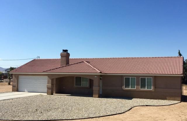 SPACIOUS 3 BEDROOM PLUS BONUS ROOM IN HESPERIA!! Gallery 1