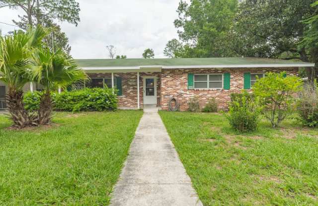 4/3 with Pool Home Located in NW Central Gainesville! photos photos
