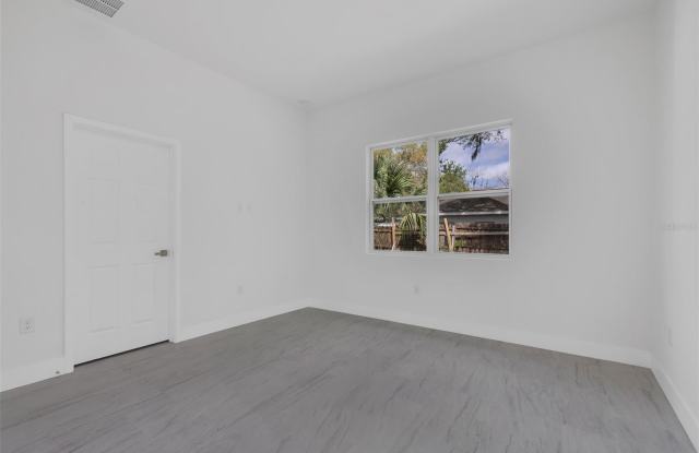 1221 SW 5TH Street Gallery 4