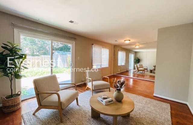 2955 Lexington Court Gallery 2
