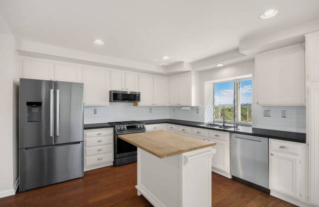 Gorgeous updated 3 Bed / 2.5 Bath w/ Amazing Views - North Corona Gallery 4