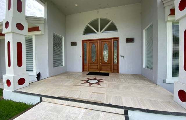Spacious 3/2 with In-Law Suite Gallery 3