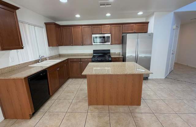 (INCLUDE SOME UTILITIES) 4 BEDROOM 3 BATH ON CORNER LOT IN MOUNTAINS EDGE Gallery 3
