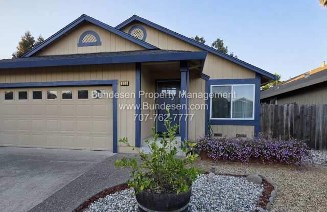 Charming and spacious 3 bedroom, 2 bath singe family home in Windsor photos photos