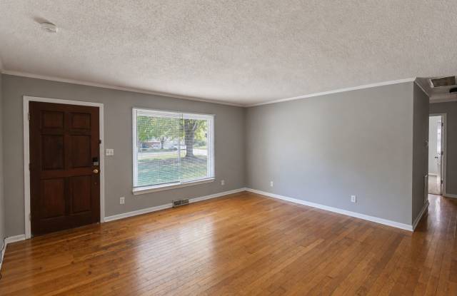 Pet-Friendly 4-Bedroom Home with Fenced Yard & Covered Back Porch Gallery 3