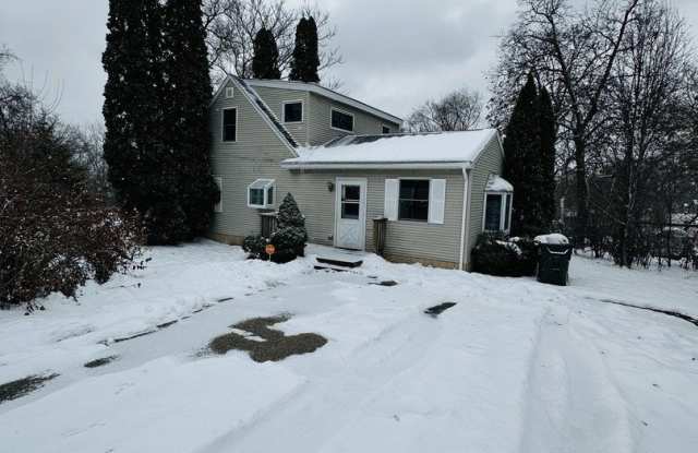 1940 E Cedarwood Circle - 1940 East Cedarwood Circle, Round Lake Heights, IL 60073