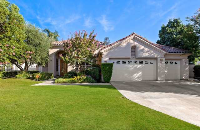 CLEAN 3 BEDROOM / 2 BATHROOM IN SEVEN OAK! SPARKING POOL PLUS HOT TUB! photos photos