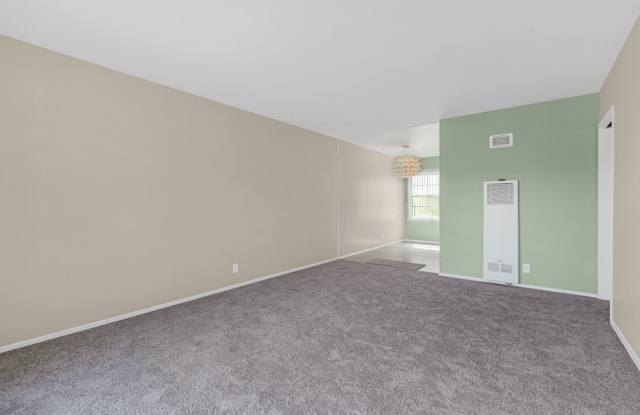 2 BEDROOMS 1 BATH UNIT IN GREAT LOCATION!!! Gallery 3