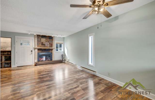 Pet Friendly Updated End Unit with Washer/Dryer Gallery 4