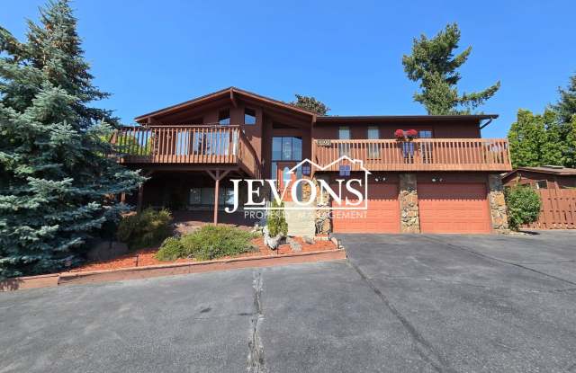 Lovely 3-bedroom home with fully equipped kitchen, built pool, and 2-Car Garage - Close to shopping and freeway access! photos photos